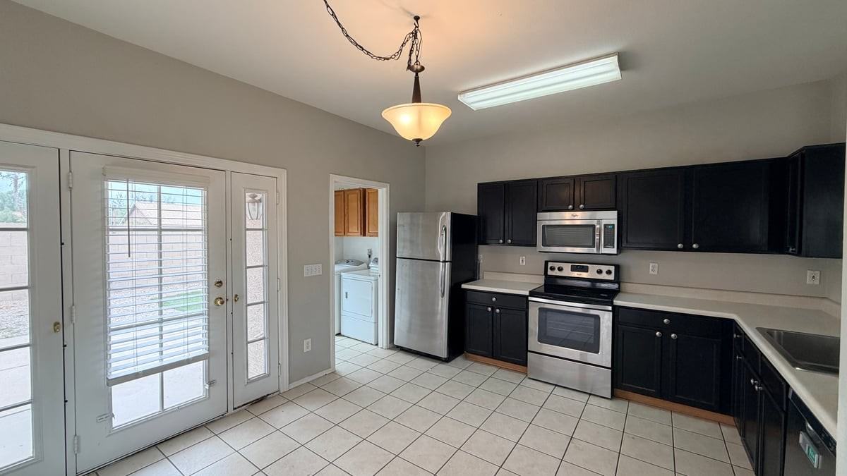 689 E Springfield Pl - Photo 5 of 19