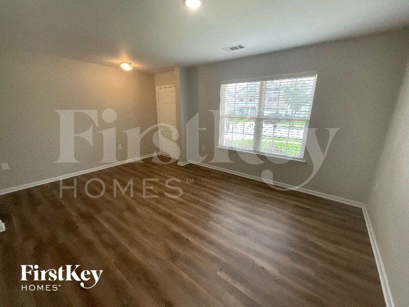 1800 Eastway Dr - Photo 7 of 10