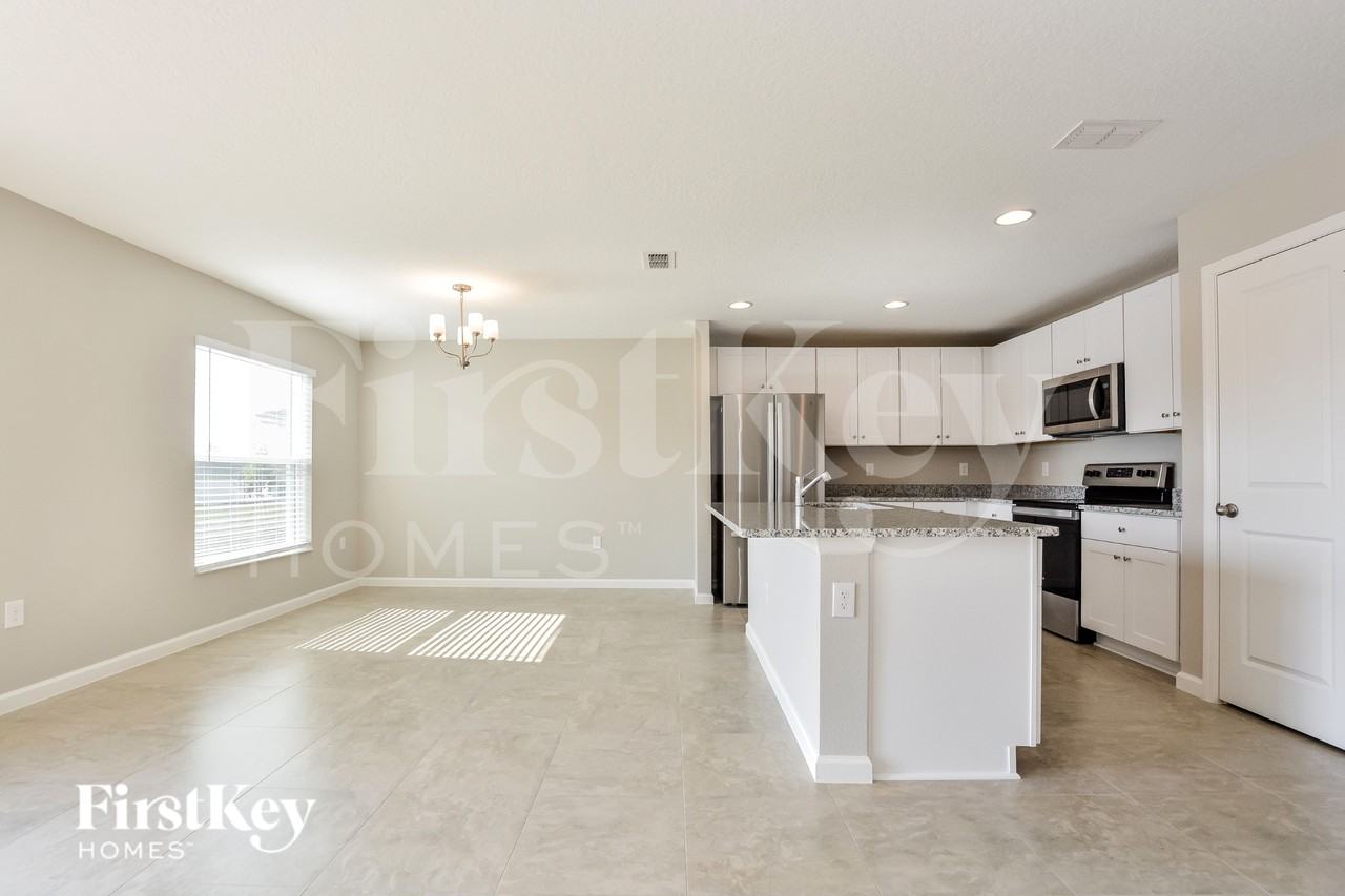 610 Lindbergh Way - Photo 5 of 16