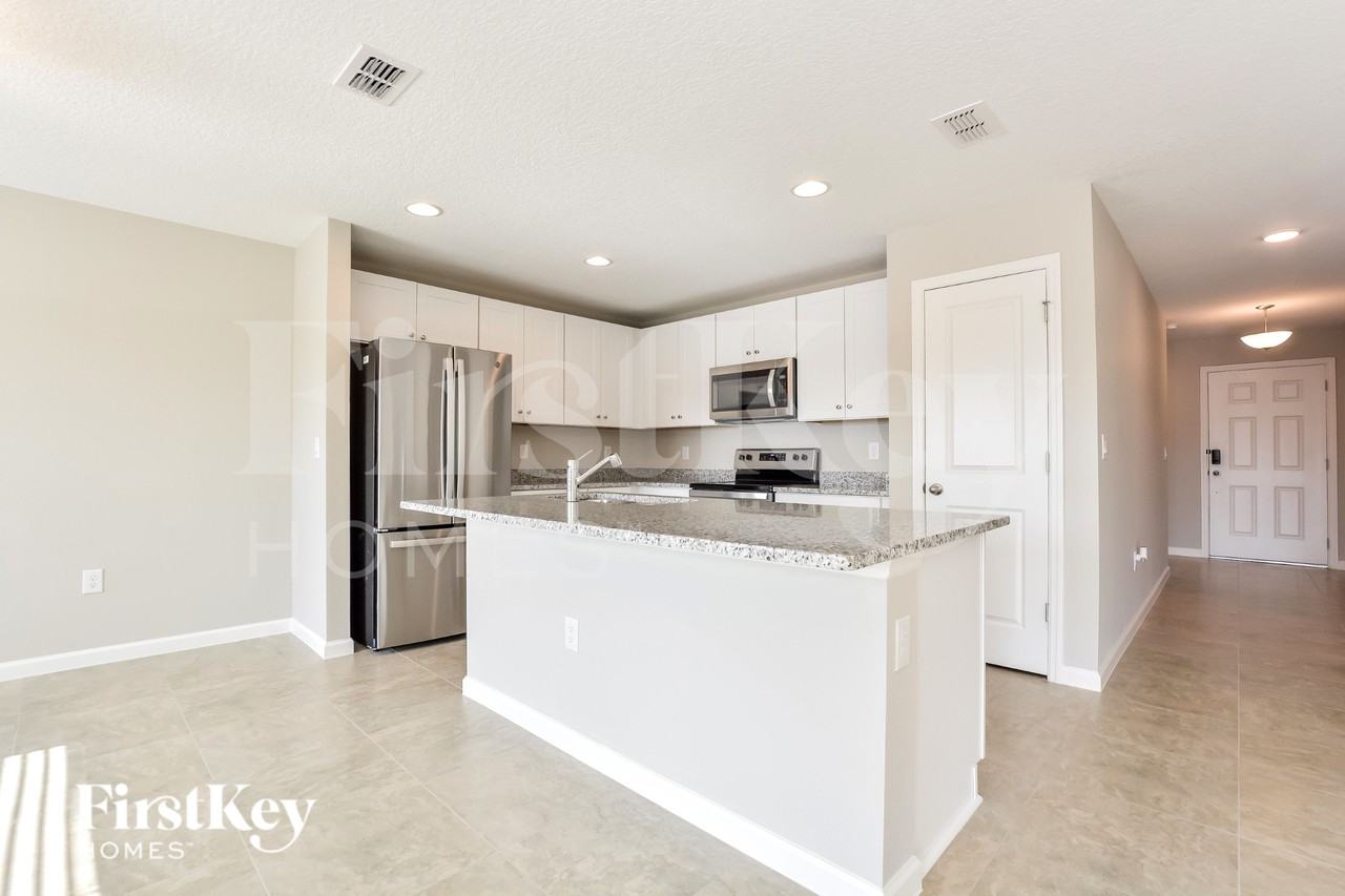 610 Lindbergh Way - Photo 6 of 16