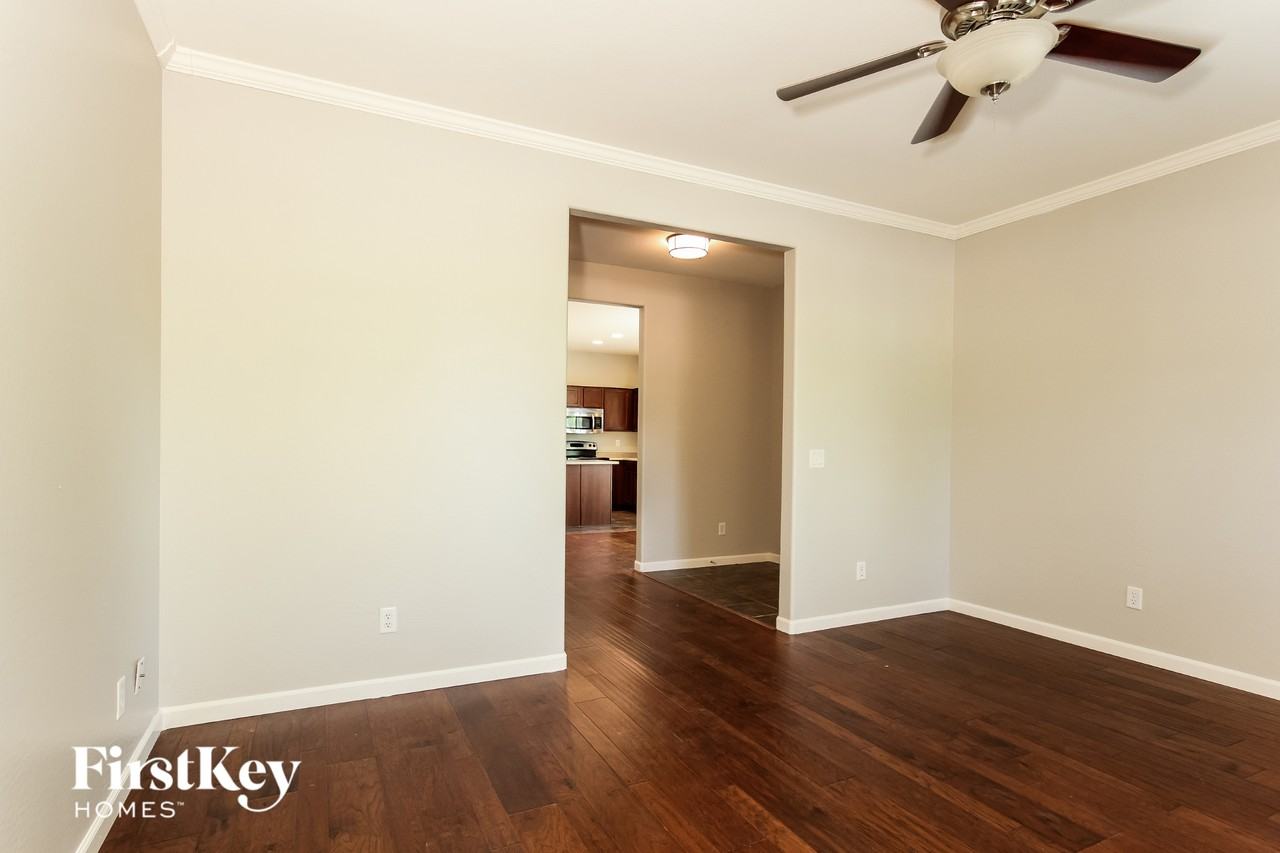 101 N 87th Ave - Photo 4 of 15