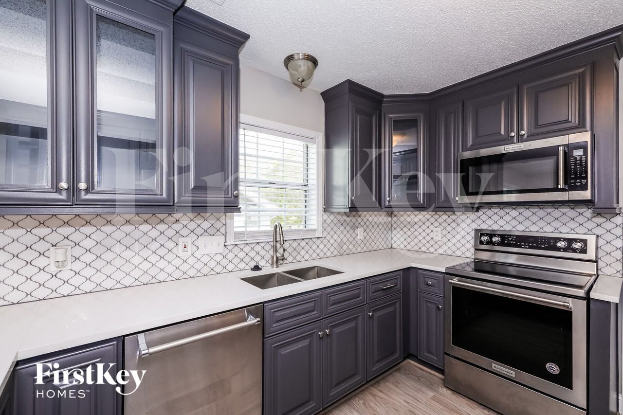 13835 Poppleton Ct - Photo 5 of 15
