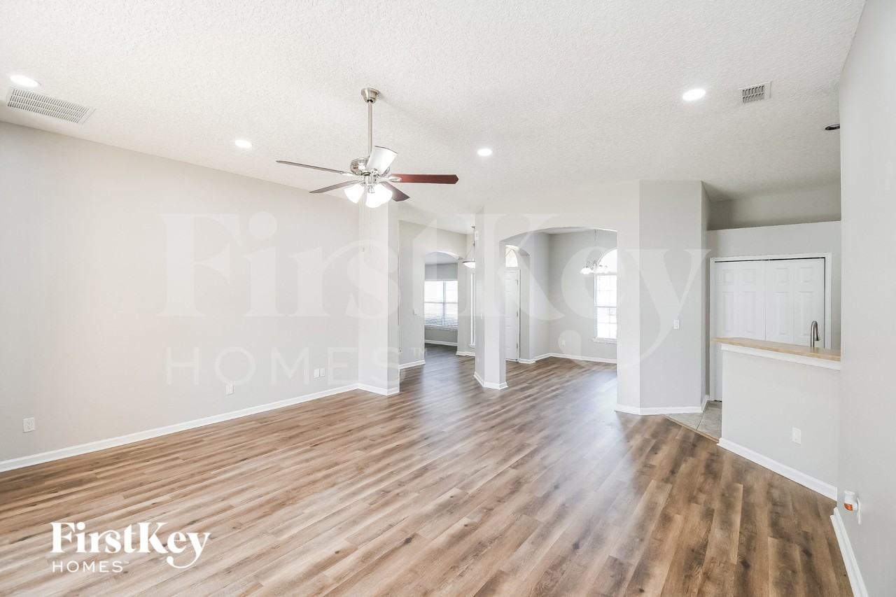 2402 Bentshire Dr - Photo 3 of 15