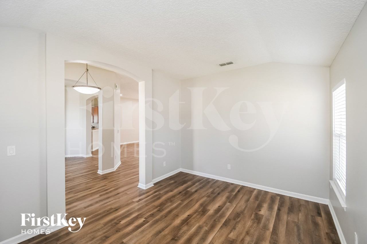 2402 Bentshire Dr - Photo 4 of 15