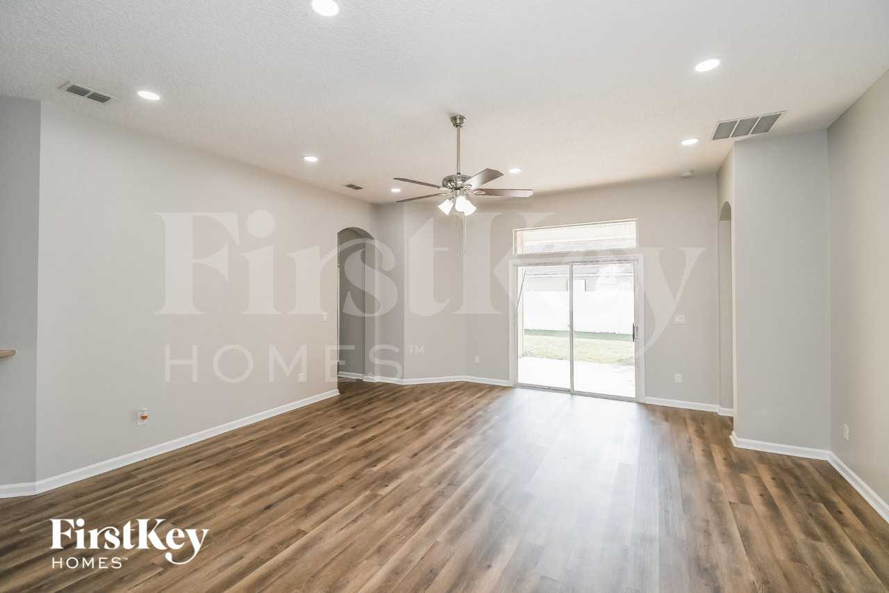 2402 Bentshire Dr - Photo 5 of 15