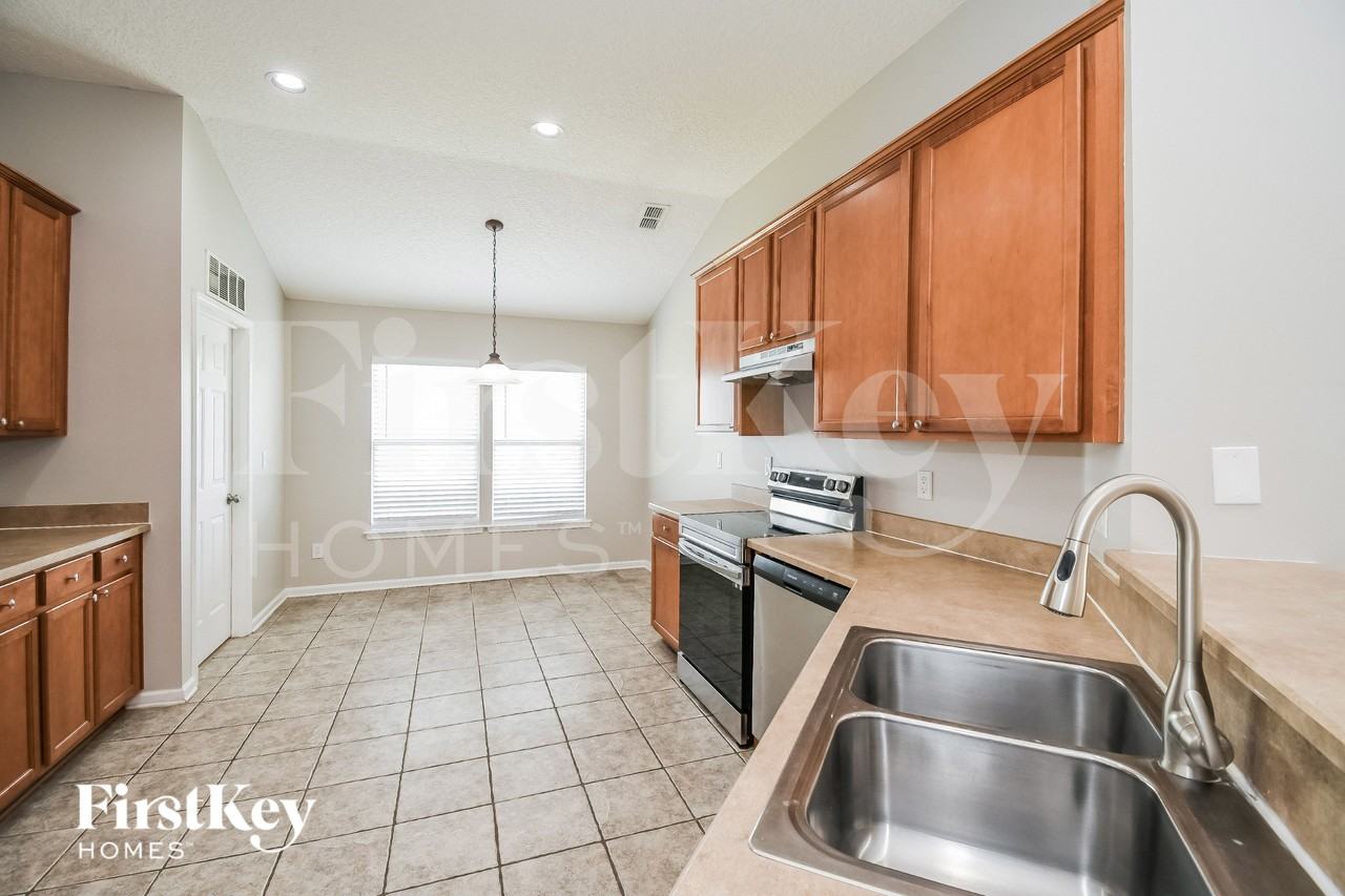 2402 Bentshire Dr - Photo 6 of 15