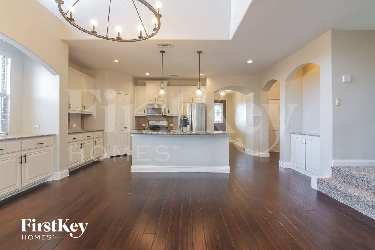 1301 Lucetta Ct - Photo 5 of 16