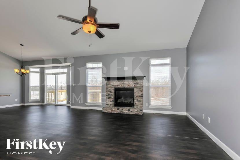 221 Lonepine Dr - Photo 4 of 15