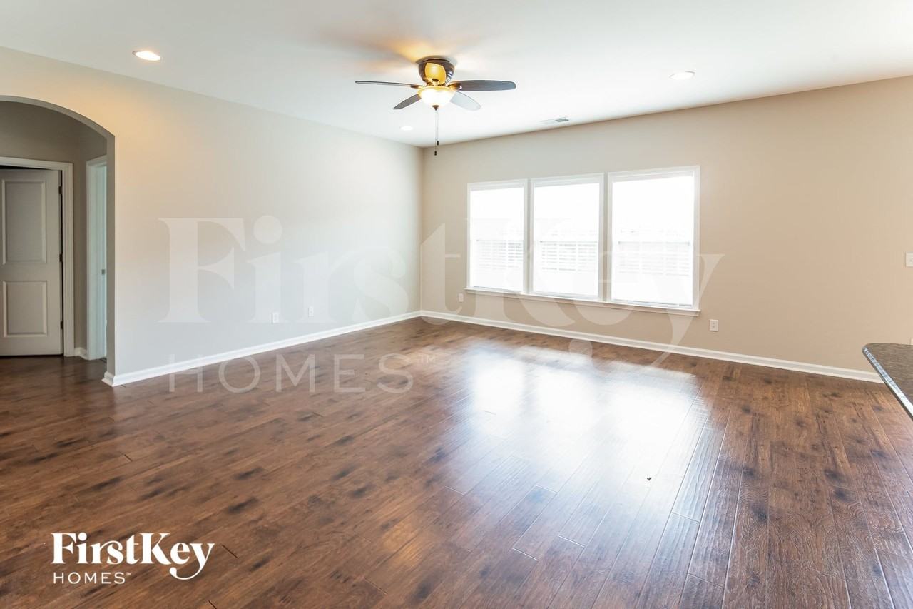 423 Mountain Laurel Cir - Photo 3 of 15