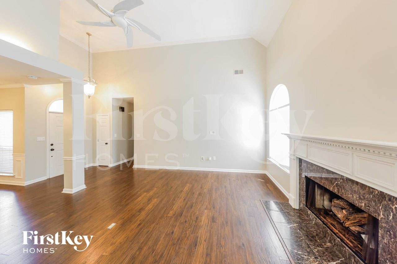 925 Jackson Cir - Photo 3 of 15