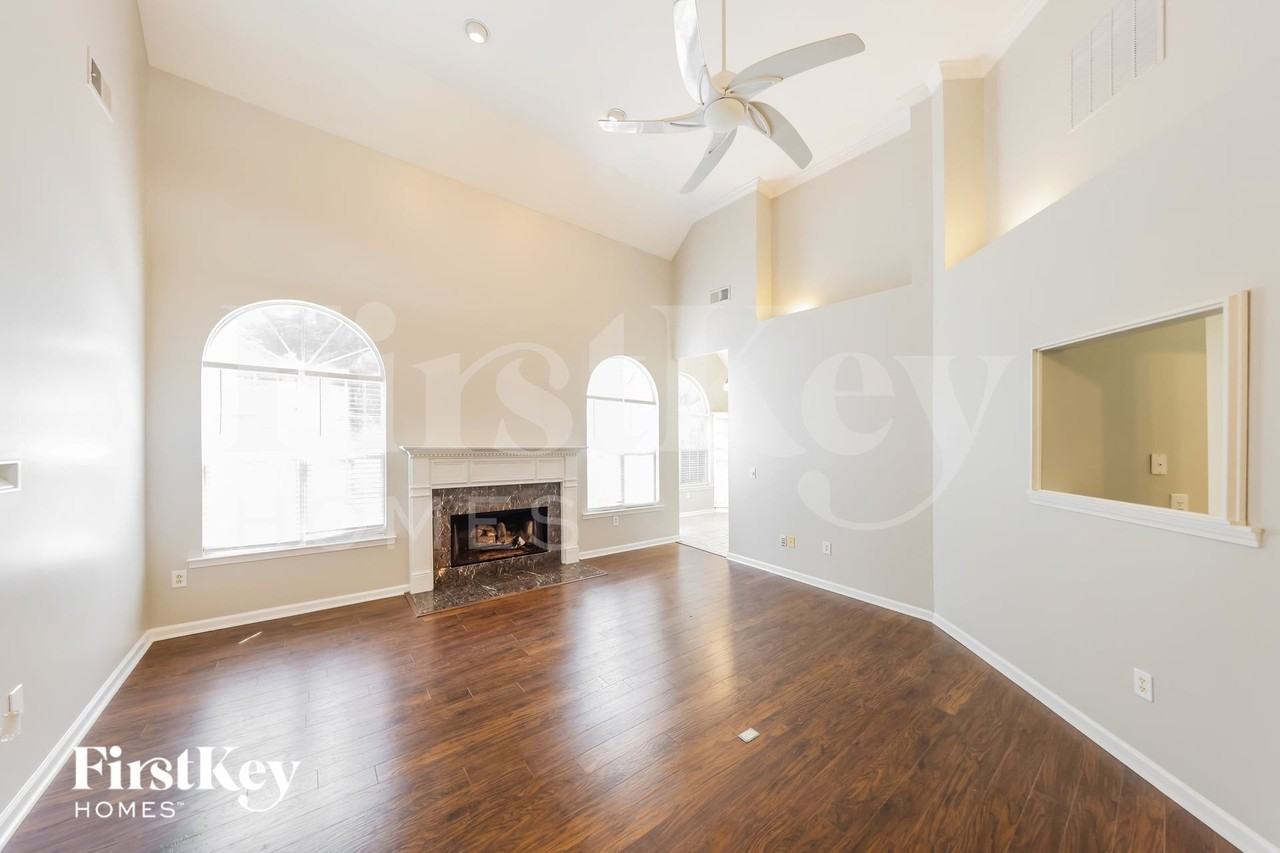 925 Jackson Cir - Photo 4 of 15