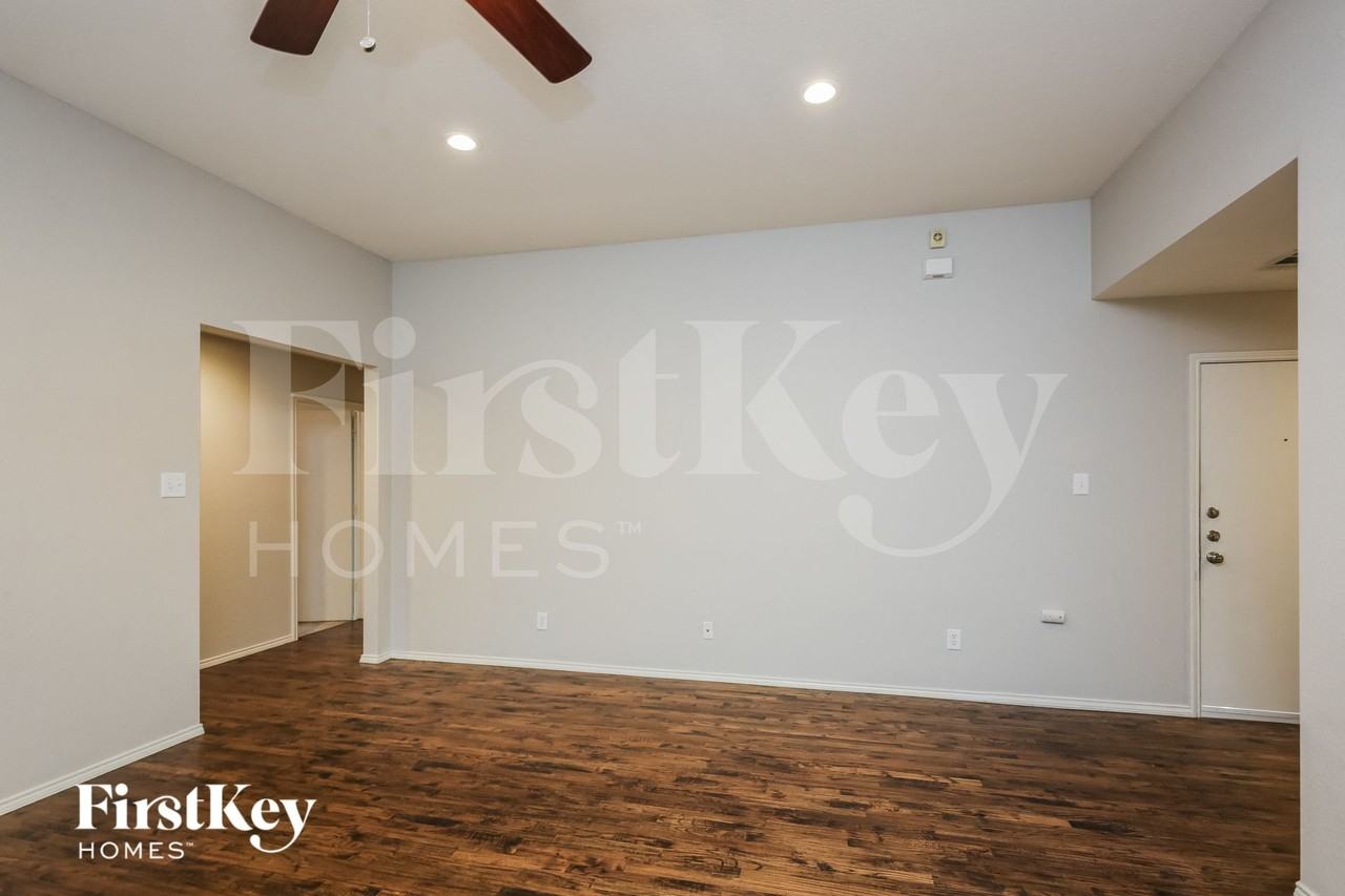 10901 Braemoor Dr - Photo 3 of 16