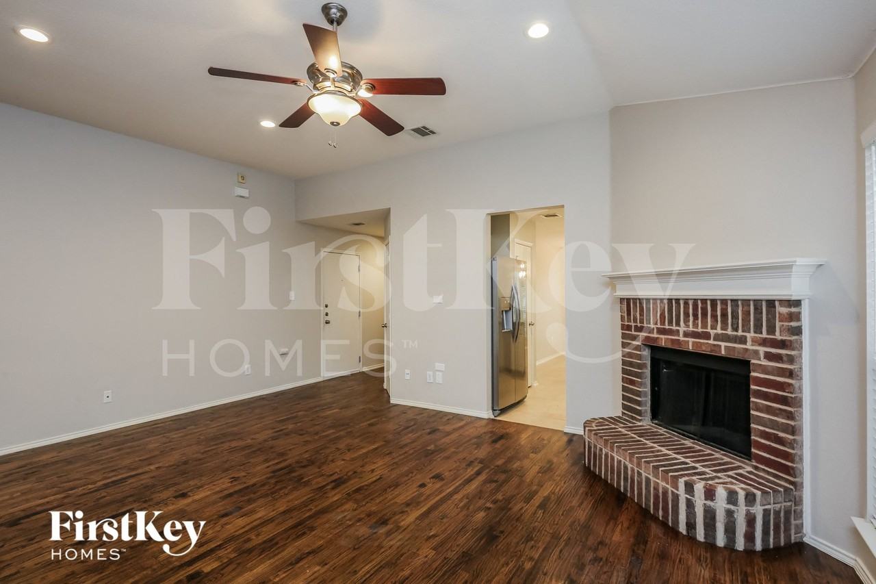10901 Braemoor Dr - Photo 4 of 16