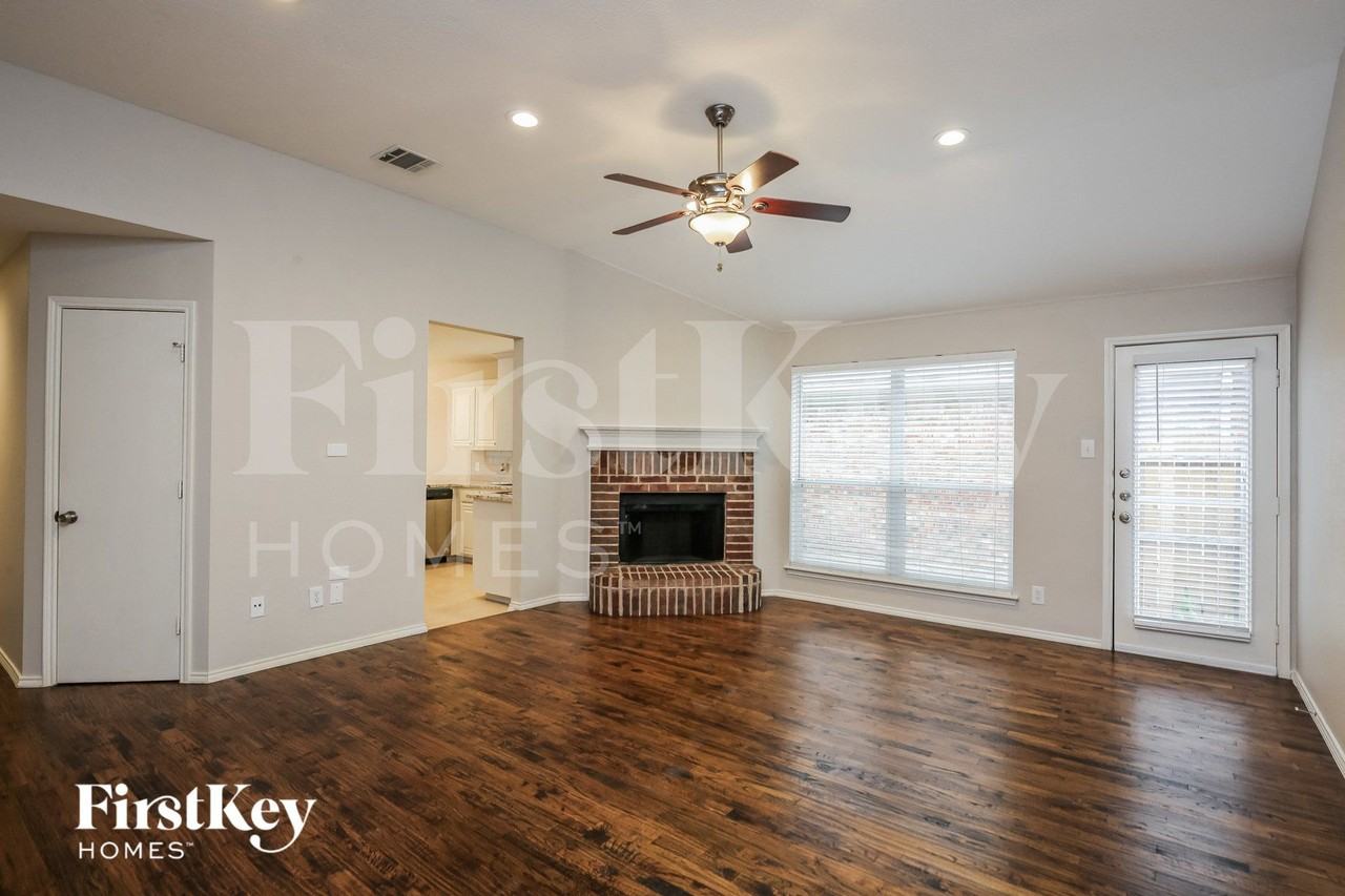 10901 Braemoor Dr - Photo 5 of 16