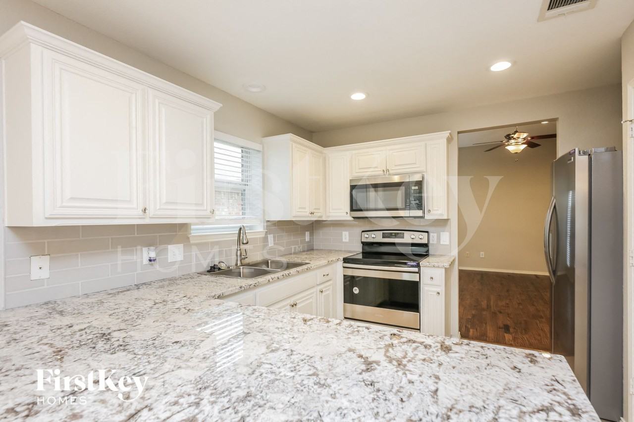 10901 Braemoor Dr - Photo 6 of 16