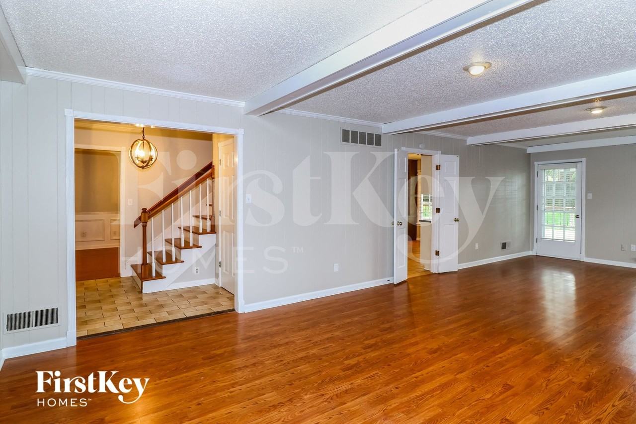 212 E Powell Rd - Photo 4 of 15