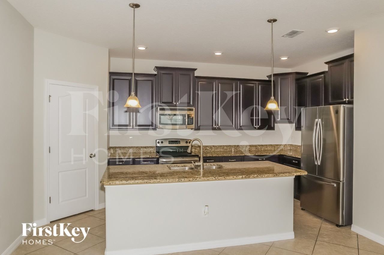 2309 Grantham Ave - Photo 6 of 16