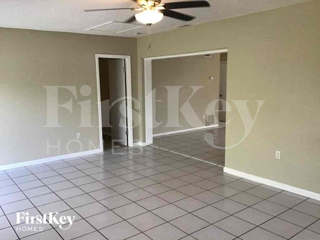 613 Brittany Ct - Photo 3 of 18