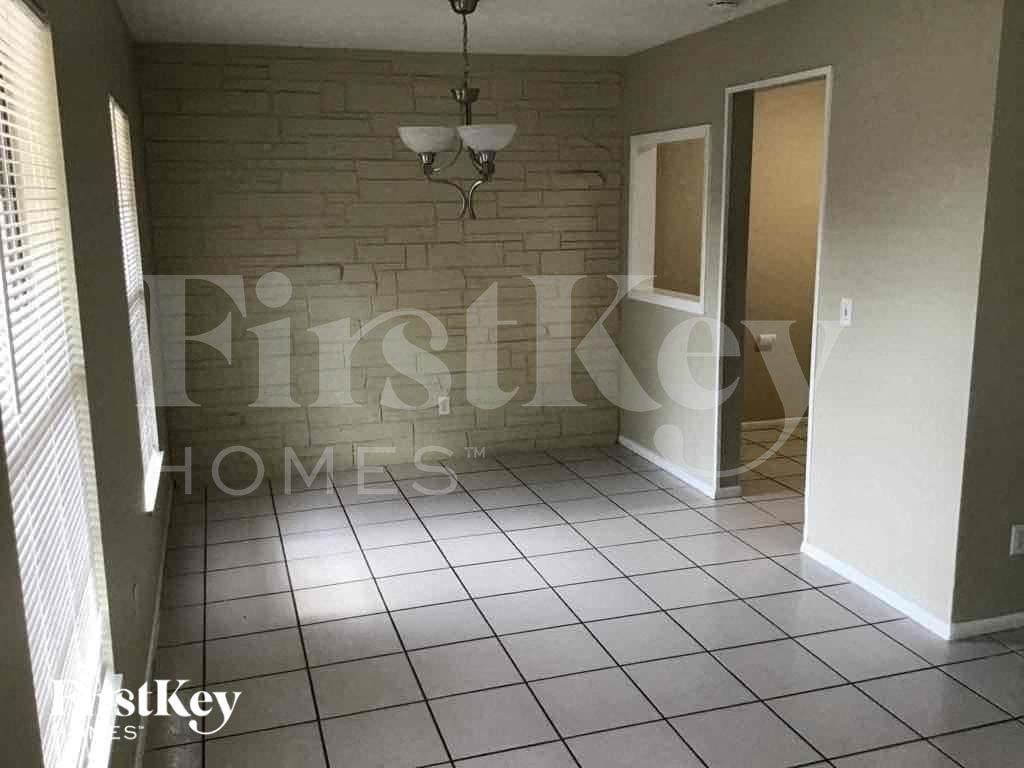 613 Brittany Ct - Photo 5 of 18