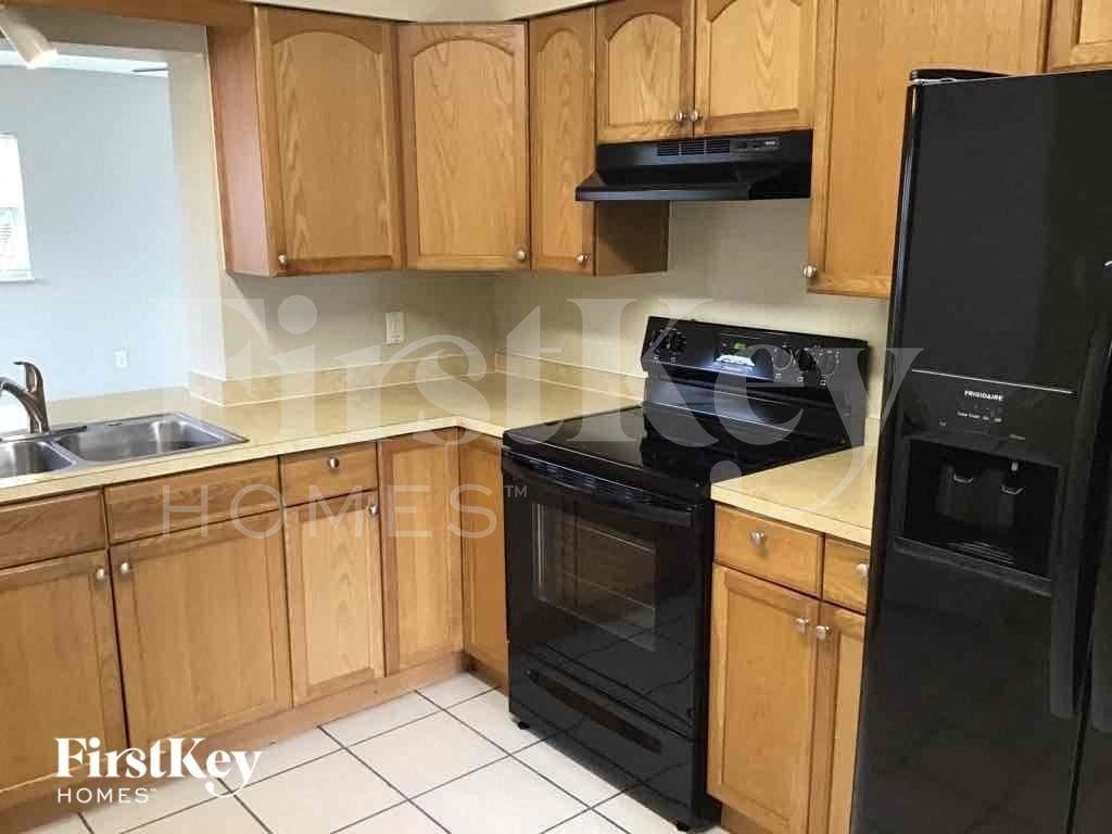 613 Brittany Ct - Photo 7 of 18