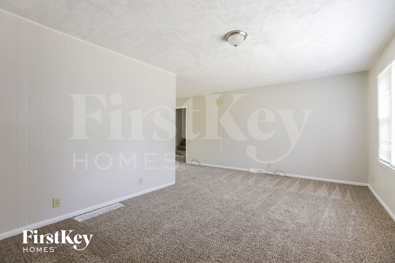 8405 E 47th St - Photo 3 of 15