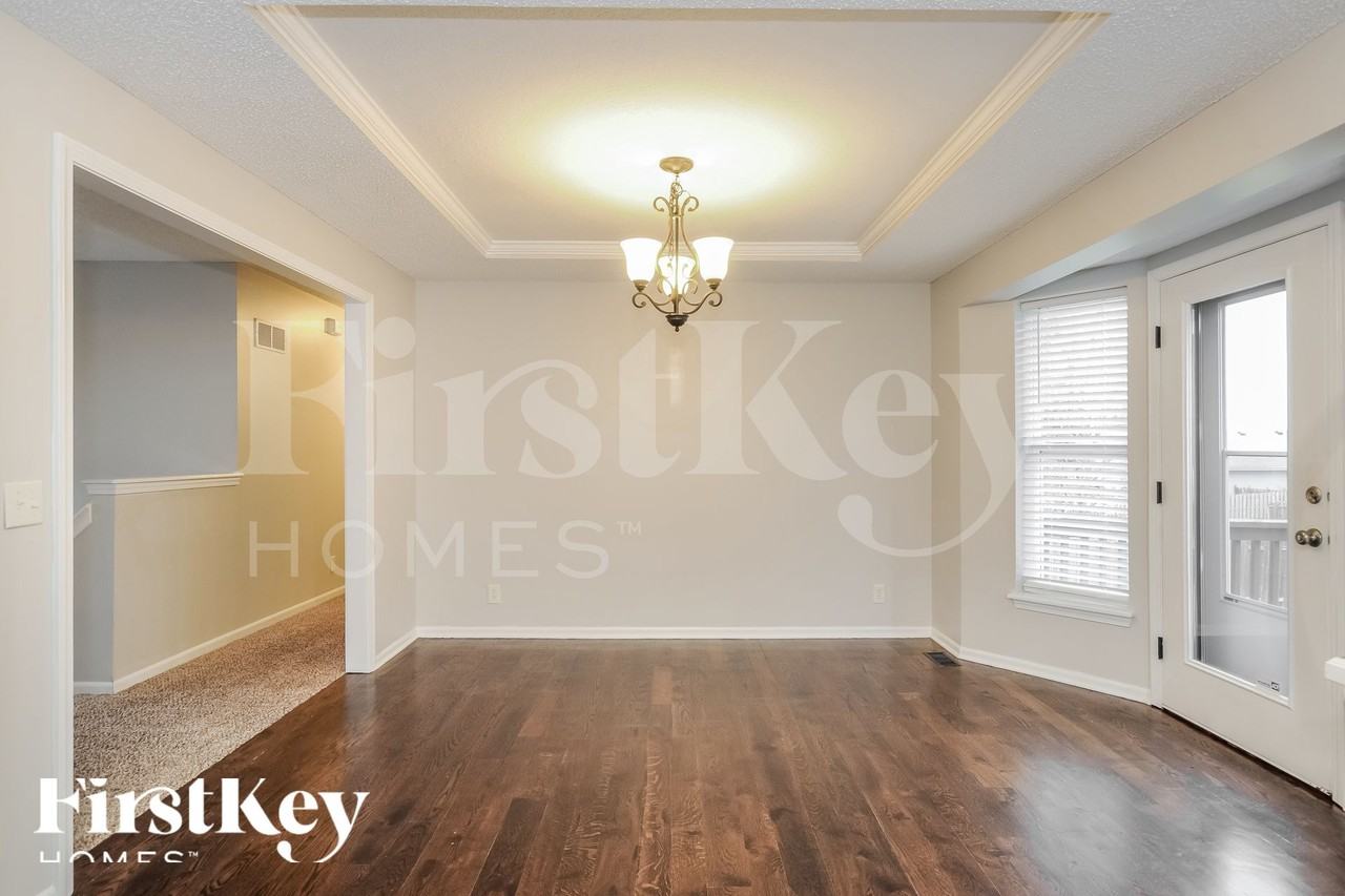 808 E 15th St - Photo 5 of 15