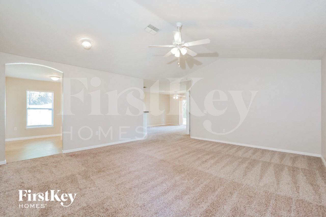 743 Pelican Ct - Photo 2 of 16
