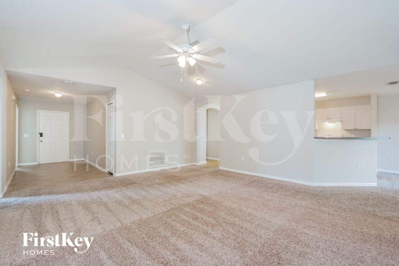 743 Pelican Ct - Photo 3 of 16