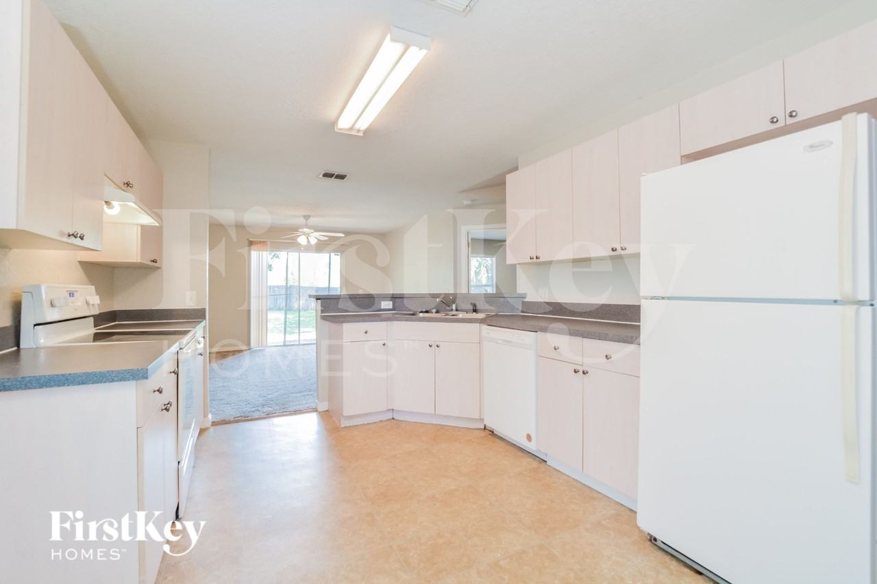 743 Pelican Ct - Photo 6 of 16