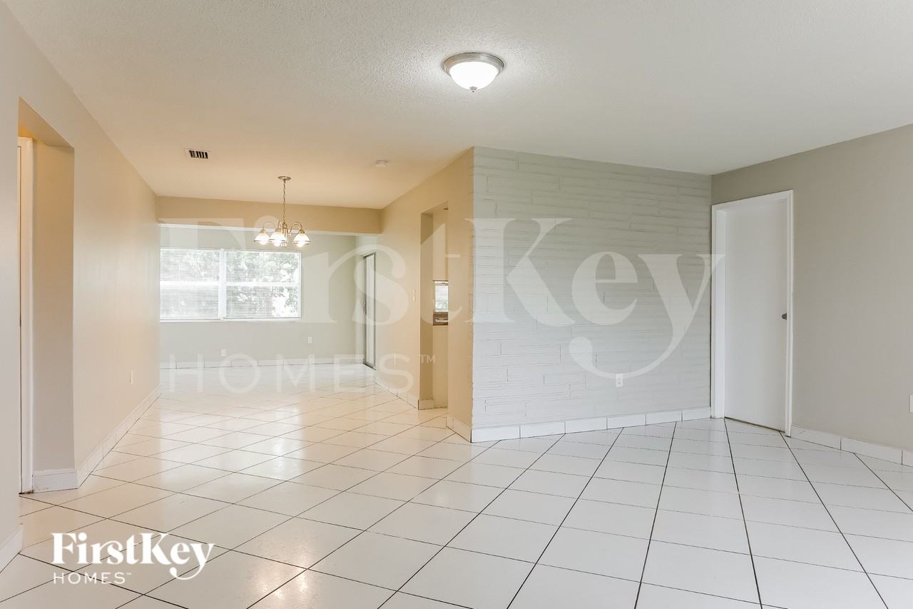 6891 Nw 25th Ct - Photo 4 of 16