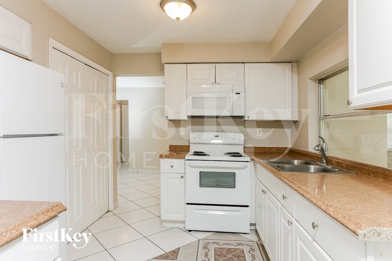 6891 Nw 25th Ct - Photo 7 of 16