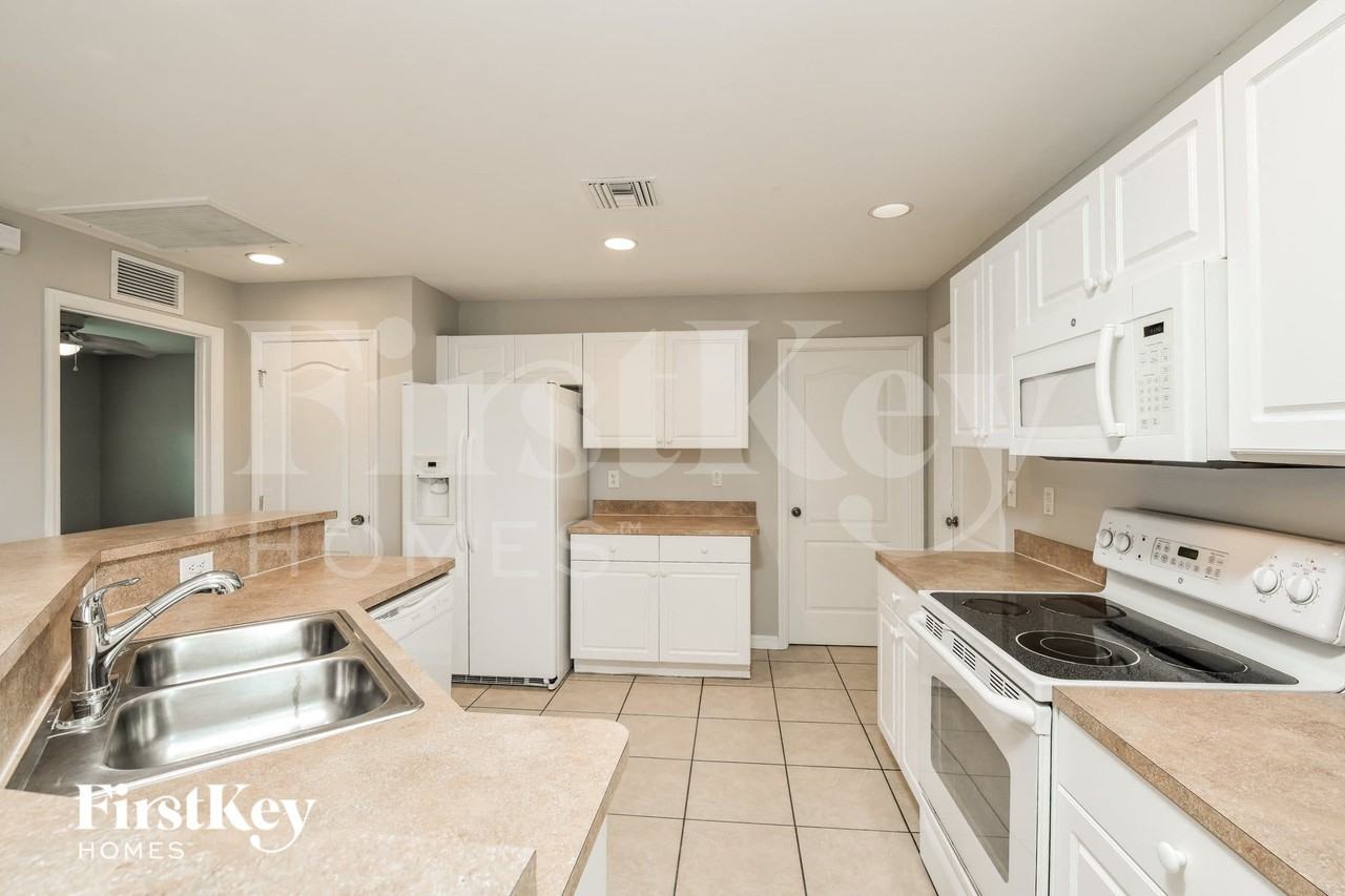 6003 Olive Ave N - Photo 6 of 15