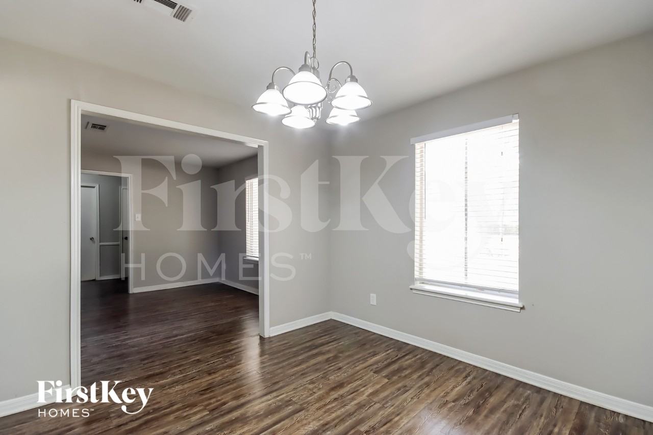 5603 Sheraton Oaks Dr - Photo 5 of 16