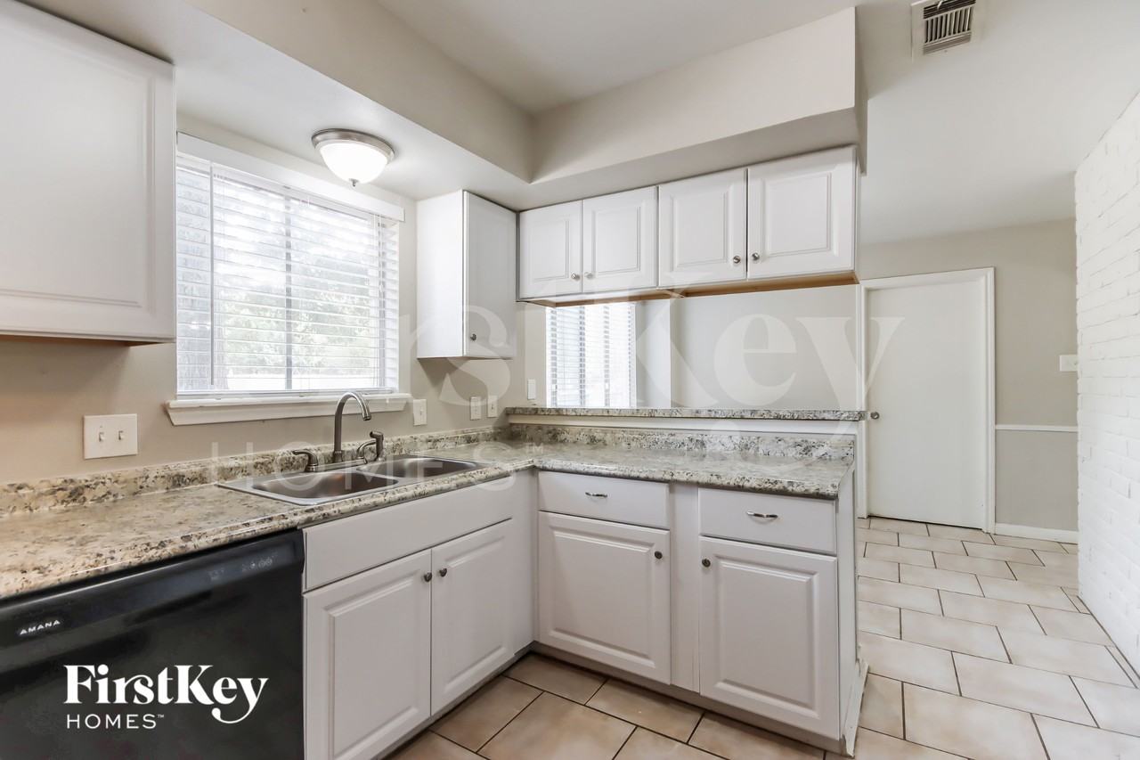 5603 Sheraton Oaks Dr - Photo 6 of 16