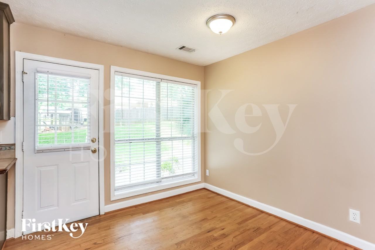 5082 Memory Ln - Photo 6 of 19