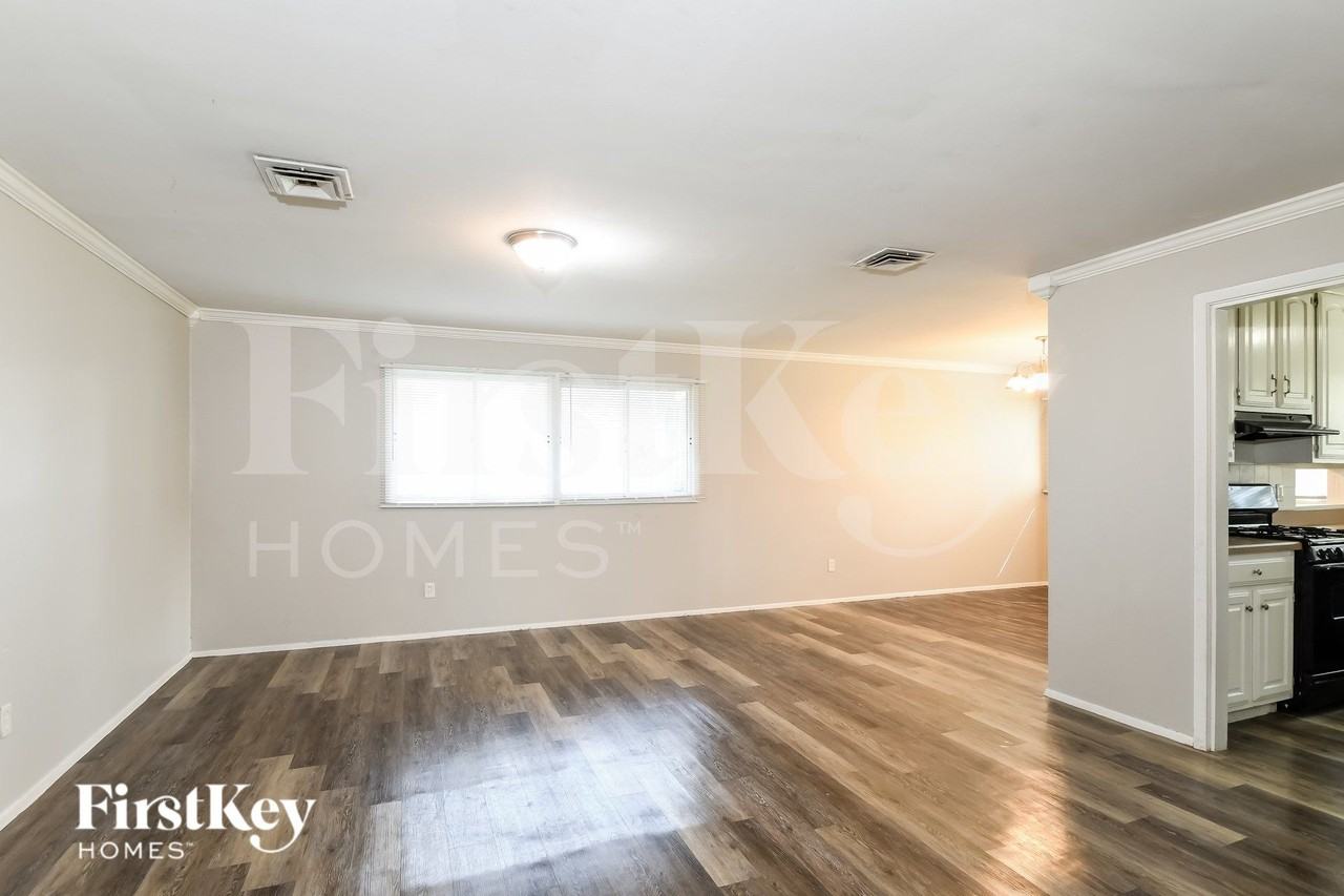 440 Durwood Dr - Photo 3 of 16