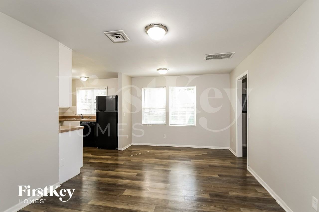 440 Durwood Dr - Photo 5 of 16