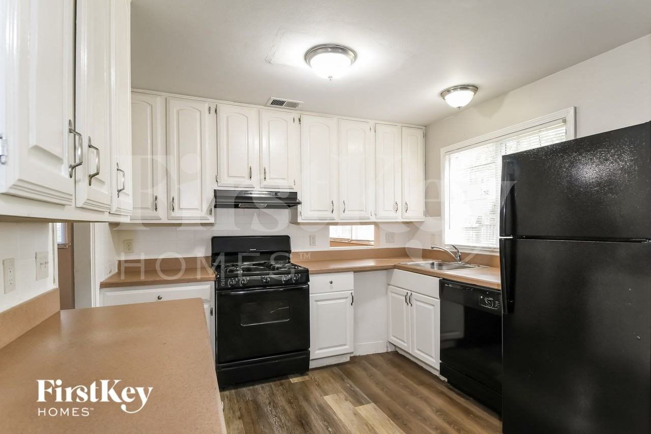 440 Durwood Dr - Photo 6 of 16