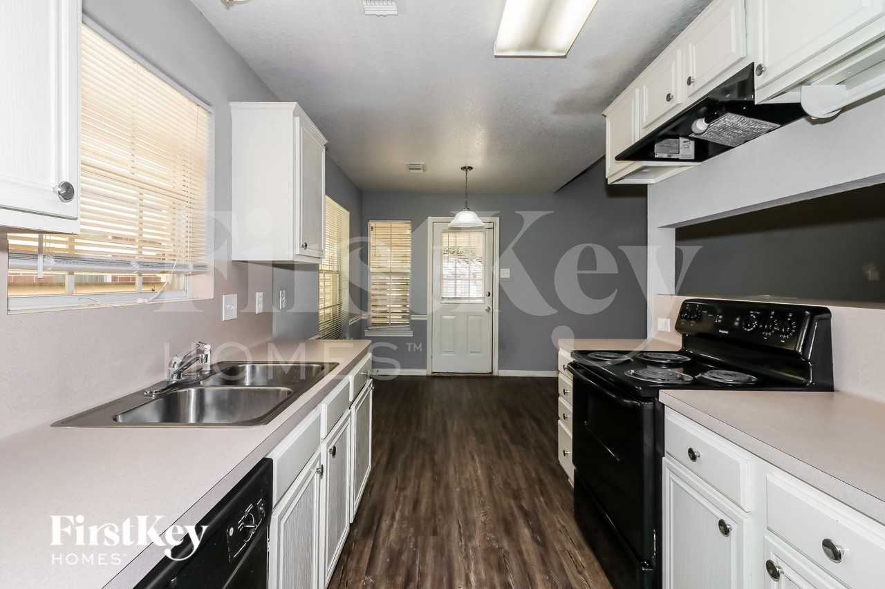 2616 33rd Ave N - Photo 5 of 17