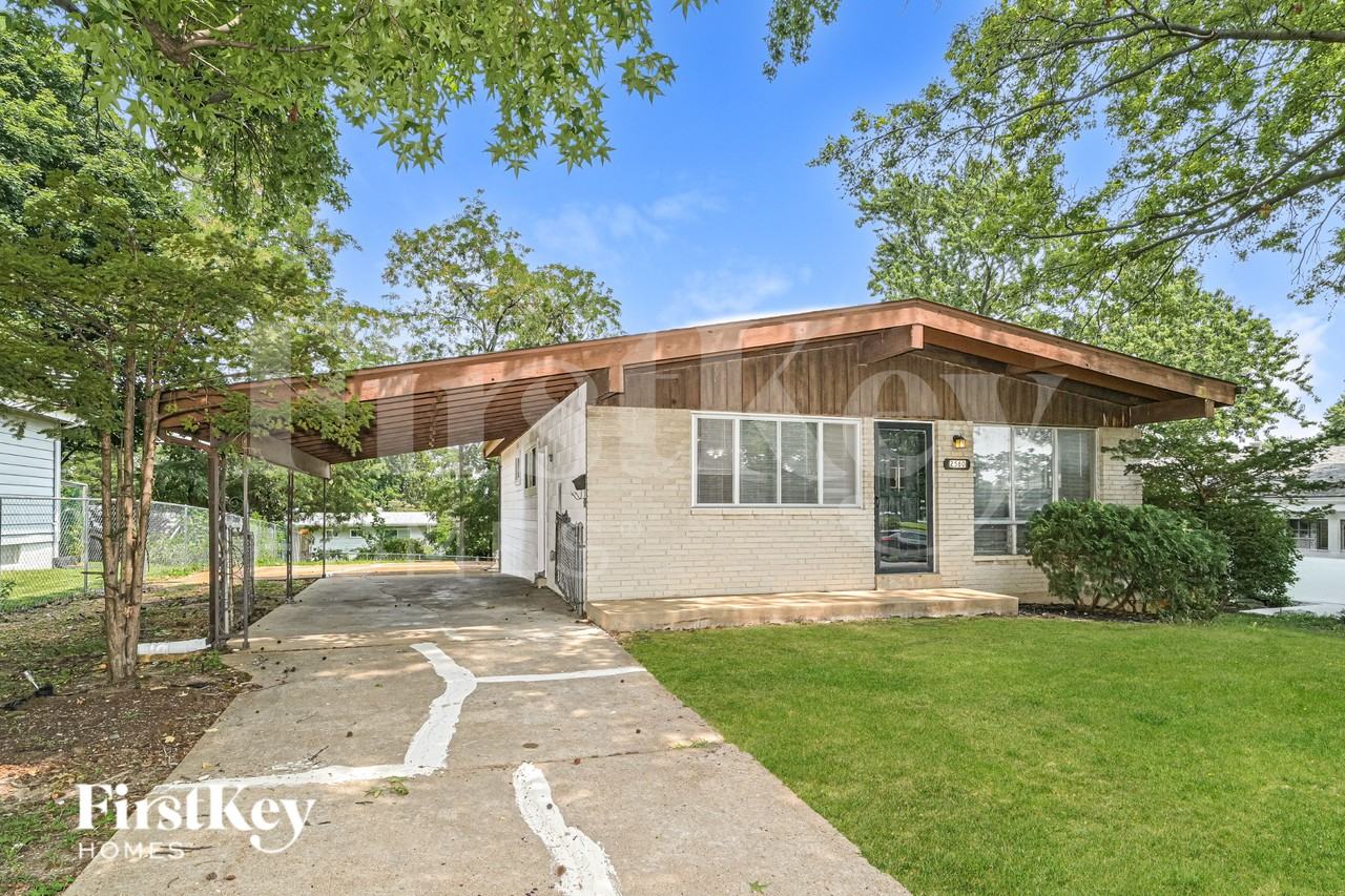 2560 Pheasant Dr - Photo 2 of 19