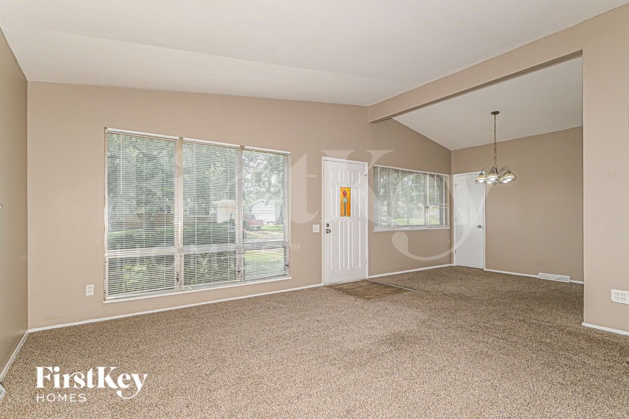 2560 Pheasant Dr - Photo 3 of 19