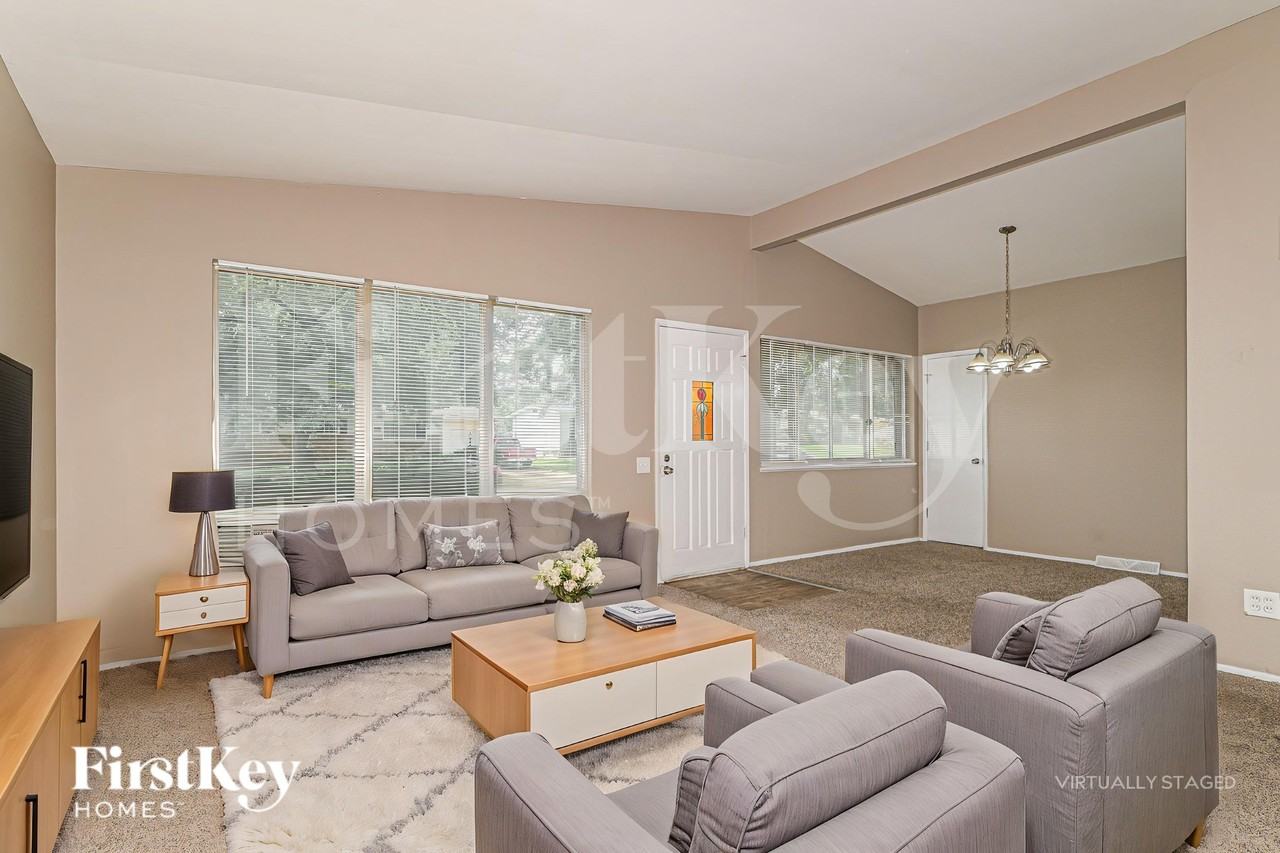 2560 Pheasant Dr - Photo 4 of 19