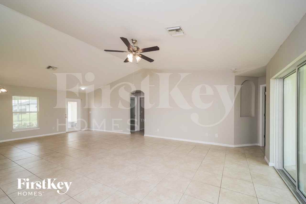 2321 Nw 9th Ave - Photo 4 of 20
