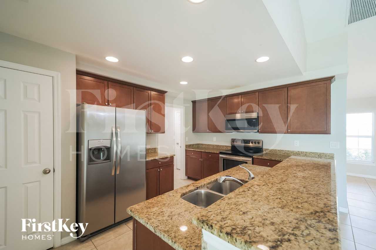 2321 Nw 9th Ave - Photo 6 of 20