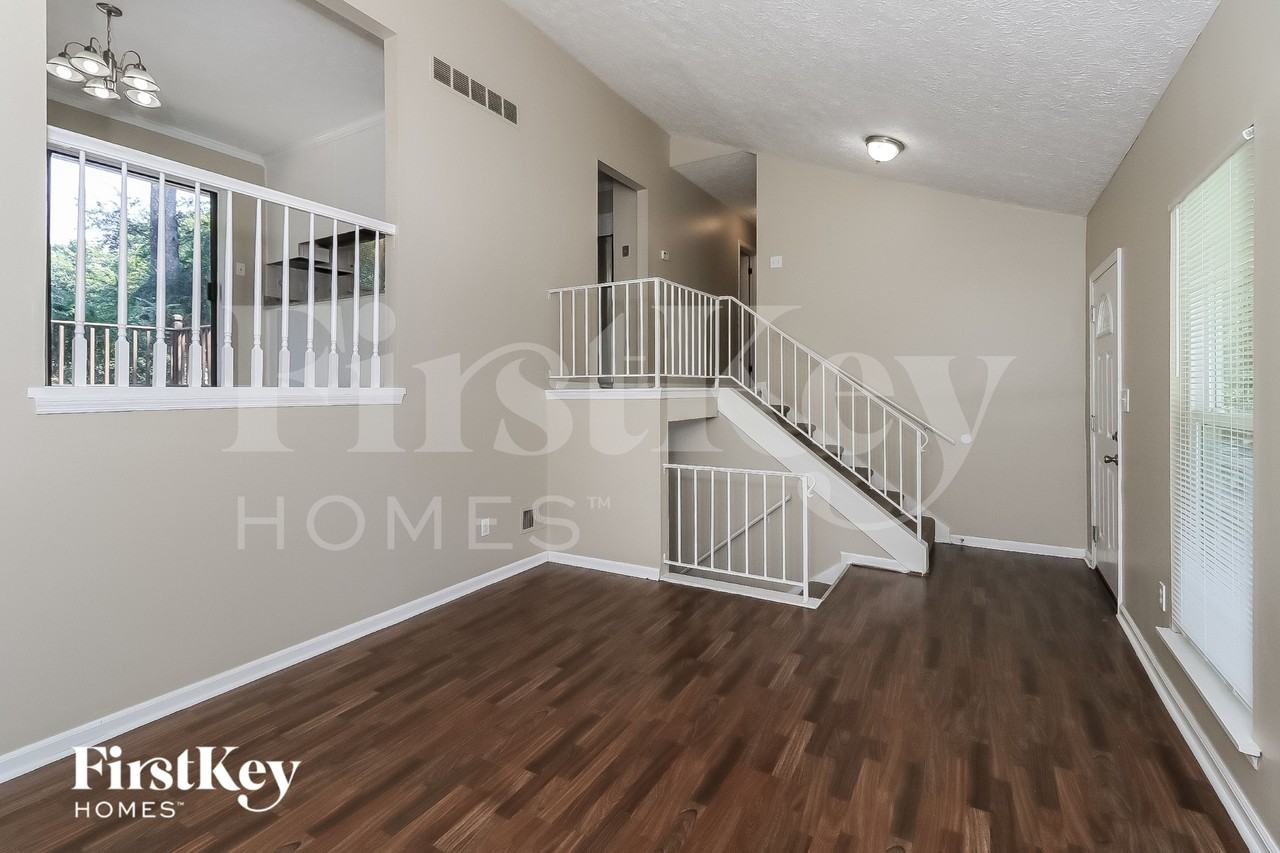 200 Parkmont Ct - Photo 3 of 18