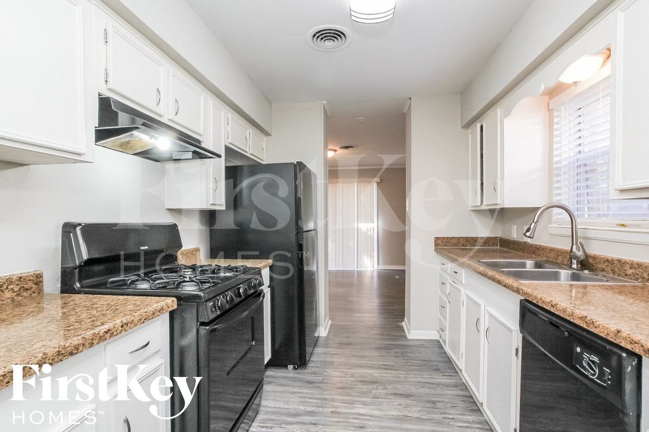 13322 Oak Leaf Ln - Photo 7 of 16