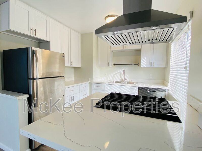 220 Fir St - Photo 5 of 10