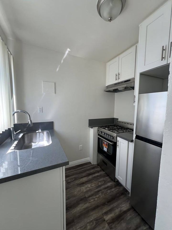 819 S Palos Verdes St #E1 - Photo 3 of 8