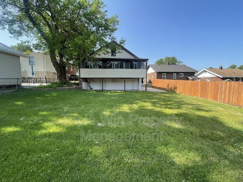 9425 Burdella Ave - Photo 6 of 35