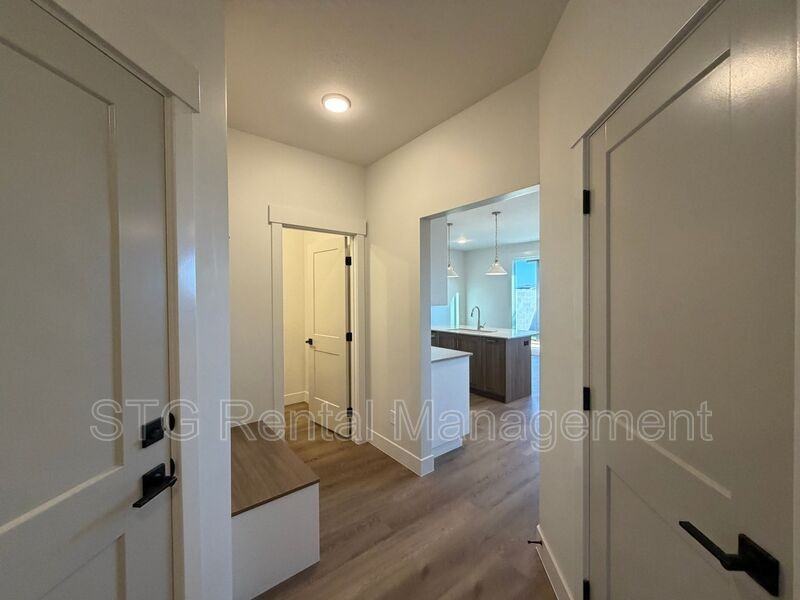 614 E Hemsworth Ln - Photo 3 of 38